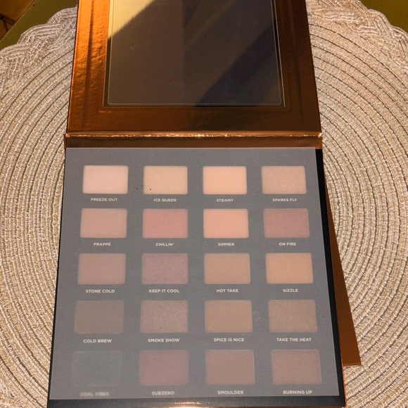 NEW! Iconic London Hotting Up Eyeshadow Palette with Mirror (sold out online!) - Picture 4 of 6